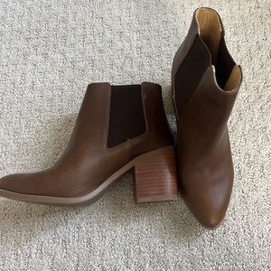 Nisolo womens heeled Chelsea boot. 8.